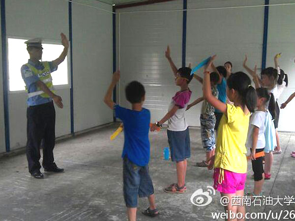 7��24��������ʯ�ʹ�W(xu��)У��(b��o)ӛ�߈F(tu��n)���Ű�֧��־Ը�(du��)�o���ӂ�����(l��i)��һ�ò�һ�ӵ��I(y��)�w�(y��n)�n�����а������t(y��)�����ώ����������ƌW(xu��)������ώ���N�I(y��)���(du��)�T��ϣ�������ӂ�?c��)ڸ���(g��)�I(y��)�ώ�ָ��(d��o)�����܌�(du��)δ��(l��i)���������M(m��n)ϣ�����D�顰���������ڽ̌�(d��o)���ӂ���ָͨ�]�Ļ��A(ch��)�ք�(sh��)��