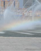 晉陽湖噴泉　　晉陽湖公園是城市綜合型生態(tài)濱水公園，其景觀工程分為10大區(qū)域，有生態(tài)自然游覽區(qū)、僑鄉(xiāng)文化廣場(chǎng)區(qū)、古厝文化體驗(yàn)區(qū)、濕地生態(tài)科普區(qū)、城市文化廣場(chǎng)區(qū)、生態(tài)島休閑區(qū)、山林沙地游玩區(qū)和水上活動(dòng)區(qū)。 