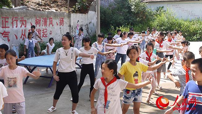 ���ϿƼ���W(xu��)��һ��һ·���x��(w��)֧���c����(zh��n)��ؚ�{(di��o)�Ќ�(sh��)�`�F(tu��n)��������ꖿh��¹ɽ�(zh��n)�u�ŸG���_չ�x��(w��)֧�̺ͷ�ؚ�{(di��o)�У��D��־Ը�߽̺��ӂ�̫�Oȭ�����F(tu��n)�(du��)�ṩ��