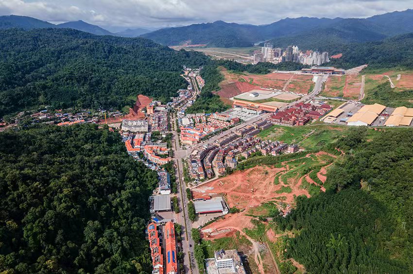 磨憨口岸俯瞰，右前方高層白色建筑群為老撾境內(nèi)。人民網(wǎng)記者 符皓攝