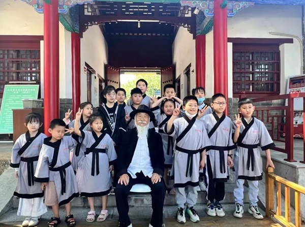 聽孔廟歷史見證人——白胡子爺爺講述臨沂城過去的故事。臨沂市博物館供圖