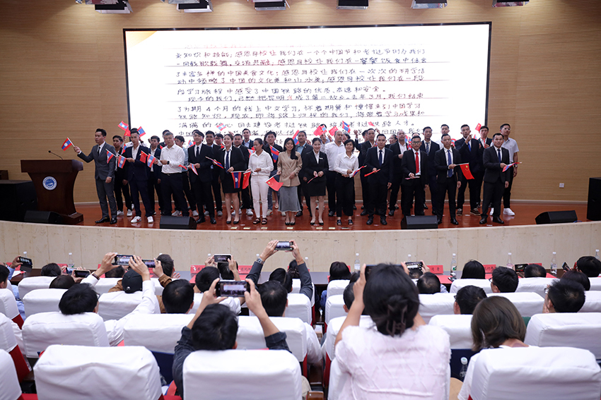 7月31日，昆明鐵道職業(yè)技術學院舉行援老撾鐵道職業(yè)技術學院項目教育能力建設教師培養(yǎng)班結業(yè)典禮。 昆明鐵道職業(yè)技術學院供圖